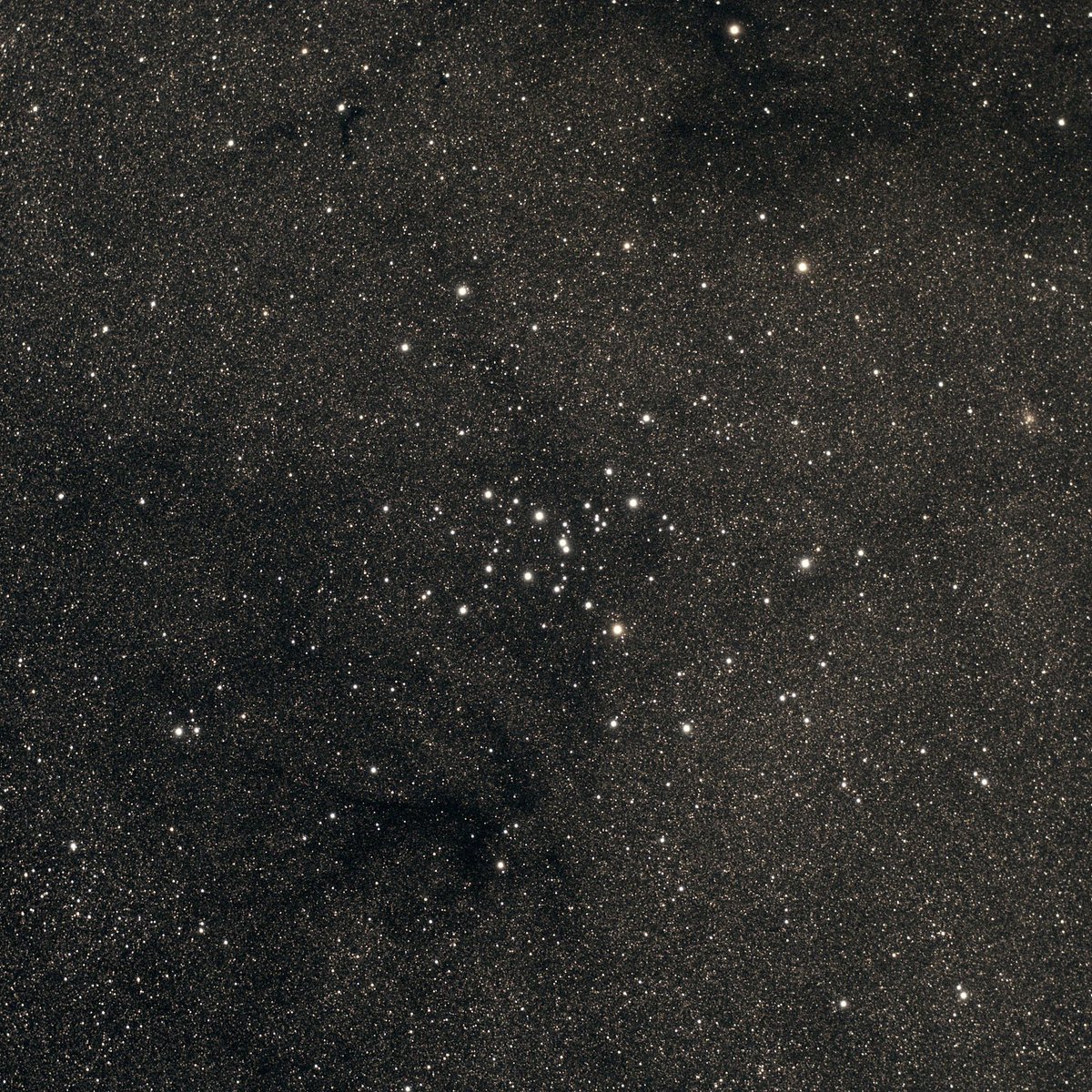 An image of Messier 7, Ptolemy's Cluster, taken a few minutes ago from a Bortle 7 light polluted site. The large cluster lies 980 light years away and contains about 80 stars, seen here against a background of much fainter Milky Way stars. 🔭
Imaging rig: skymaps.com/ir1/