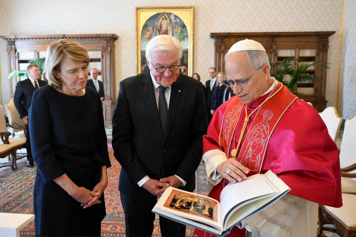 The Federal President of Germany Frank-Walter Steinmeier met His Holiness Pope Leo XIV. in a private audience in the Vatican. It was their first official meeting. Current international affairs and the role of the Church were among the topics of discussion.