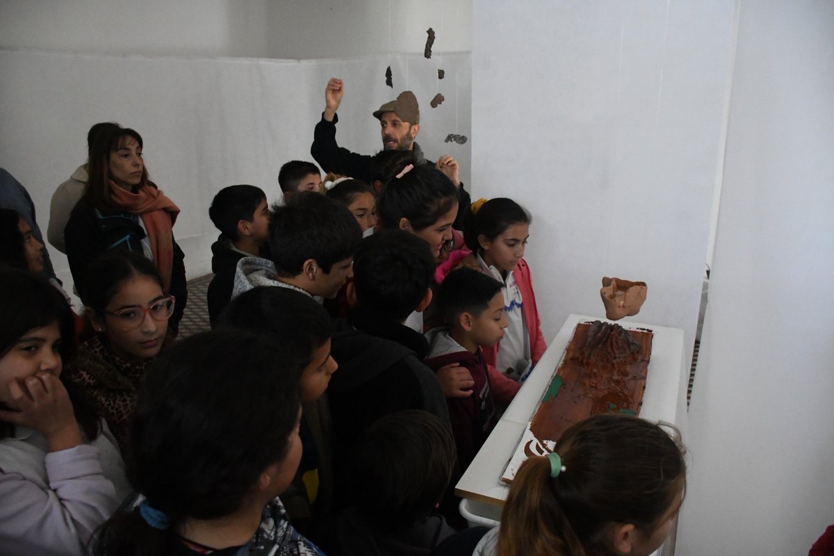 #AHORA | El intendente <a href="/BritosGuillermo/">Guillermo Britos</a> participa de la inauguración de la muestra “Therografías. Escrituras Híbridas” en el Museo Pompeo Boggio 🏛️

🐞💧🎨 Una propuesta inmersiva que combina arte, naturaleza y tecnología, enmarcada en la Semana de las Artes.

<a href="/culturachivilco/">Cultura Chivilcoy</a>