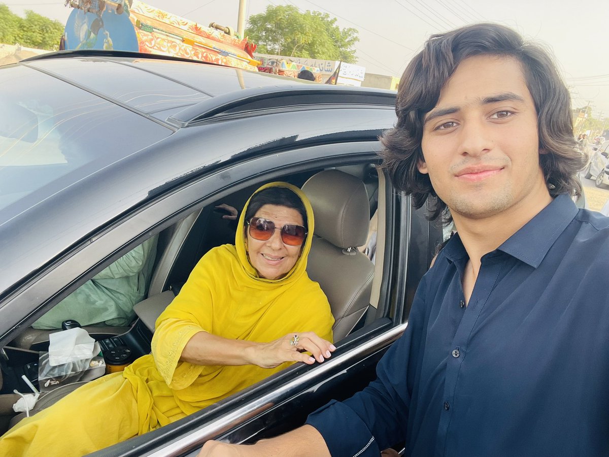 علیمہ آپا کے ہمراہ اڈیالہ جیل کے باہر .