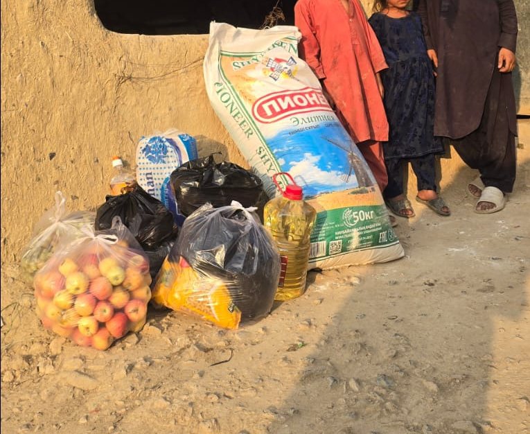 KhalylaHarito's tweet image. Hope Kindness have volunteers in different provinces of #Afghanistan. In this way we are able to help more vulnerable widows and children with food. Thanks so much to our kind volunteer S in #Khost for helping this particular widow. Her daughter was polishing shoes in the street.