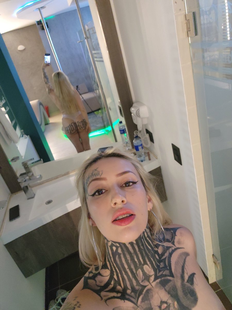 Good morning!  if this gets 100 retweets I'm giving out 10 free subs to my OF