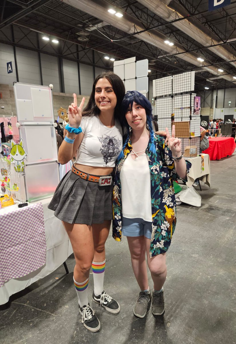 Ha sido un placer conocerte <a href="/elvira_yuki/">ElviraYuki</a>!! Me hizo muchísima ilusión después de tanto tiempo viéndote en pantalla haber podido verte en persona! Eres un amor! Mil gracias por pasarte por mi puestito, espero que pasaras un buen finde! 🫶🏻🥹✨