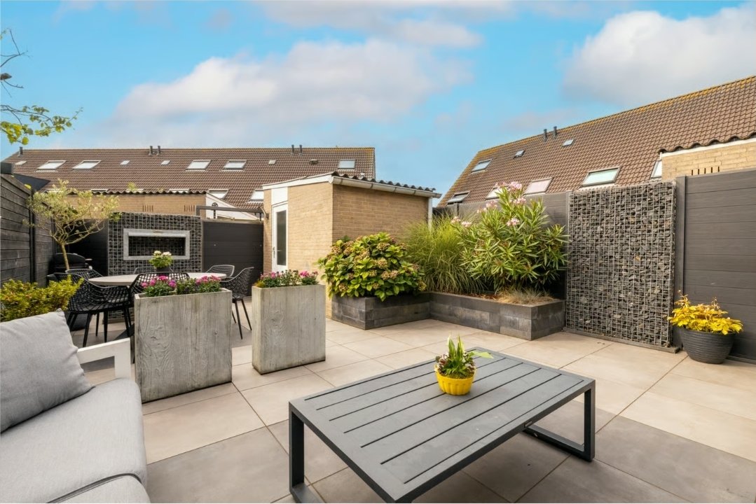 We zijn inmiddels alweer dik een jaar op zoek naar een leuk huisje samen in ons dorp, maar elke keer piesten we net buiten de pot doordat we overboden werden.

Zojuist door de makelaar gebeld dat het ons deze keer wel gelukt is, we hebben een huis gekocht 😍😍🎉🎉🎉