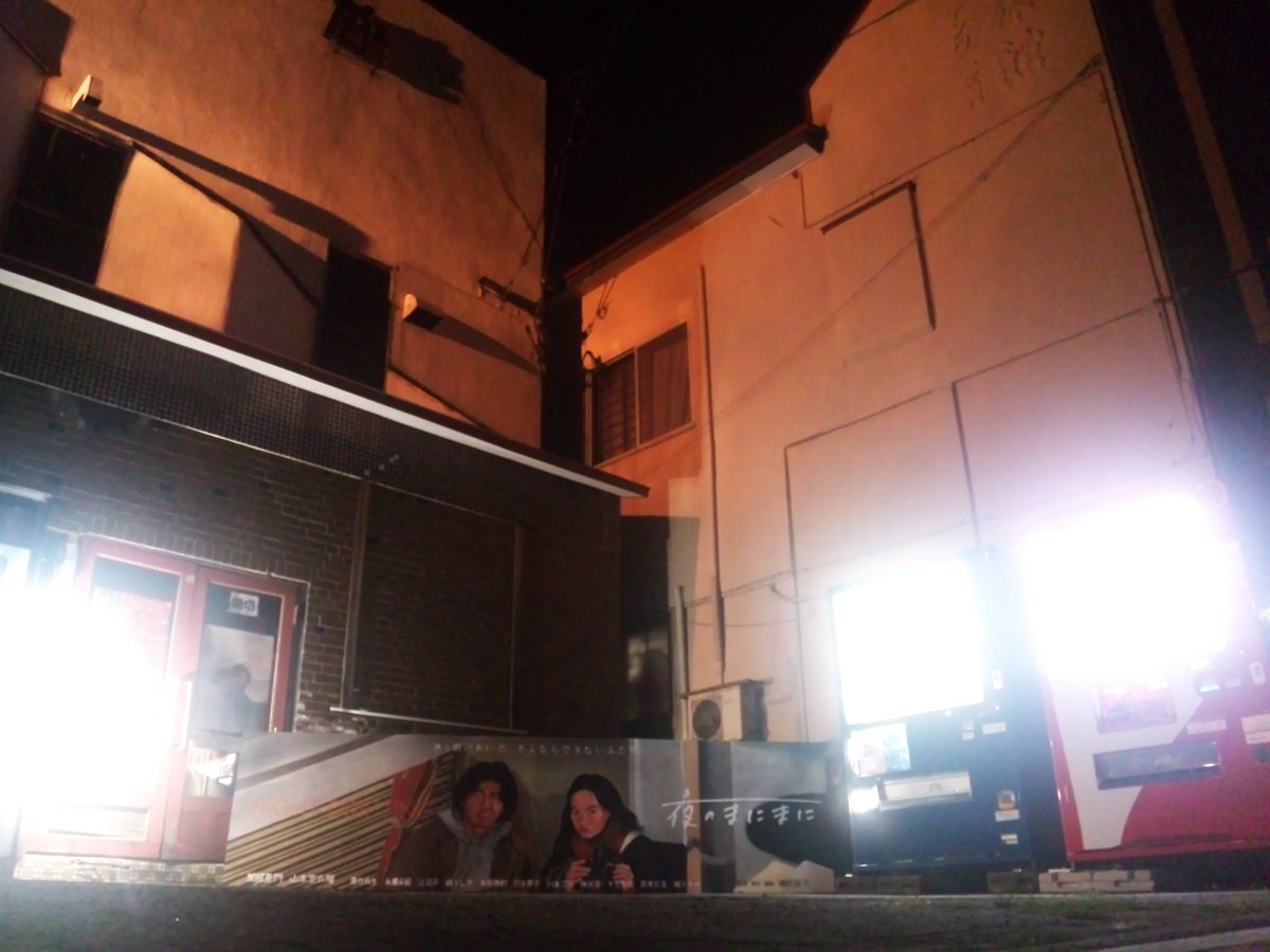 ふり回されるのが青春だって、誰かが言ってたかどうかは分からないけど。何かにふり回されて、いつの間にか心惹かれていくような、そんな時間に身を任せることも嫌いじゃない人がいたら、この映画を明日、見て欲しい。この夜が明けて太陽が高く昇ったら、最後の上映が始まるから、それを見て欲しい。