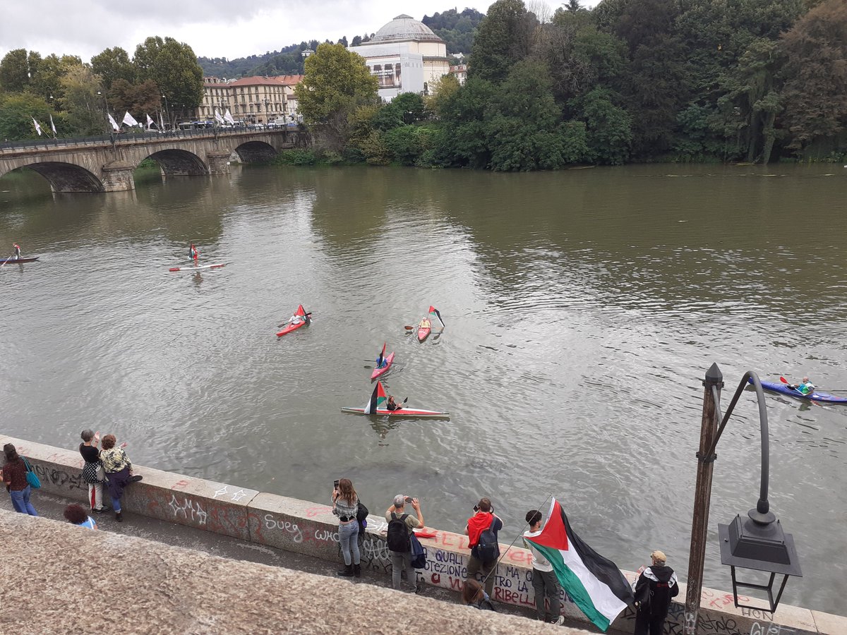 Mafalda8690879's tweet photo. Da #Torino per #Gaza
#FromTheRiverToTheSea
#PalestinaLibera
#StopGenocideInGaza
#ScioperoGenerale
#FiumePo https://t.co/Jd3cYeKkrE