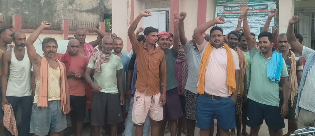 छपरा बाजार समिति स्थित भारतीय खाद्य निगम (FCI) गोदाम के मजदूरों और कर्मियों को पिछले 4 माह से मजदूरी नहीं मिल रही है। इस देरी से नाराज मजदूरों, ट्रक ड्राइवरों और ट्रक मालिकों ने बिहार राज्य भंडार निगम, छपरा के प्रांगण में विभाग के खिलाफ जोरदार नारेबाजी की। उनका कहना है कि अगर