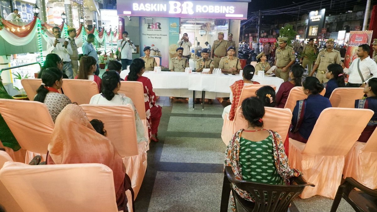 diggorakhpur's tweet photo. आज जनपद गोरखपुर में नारी शक्ति के सम्मान व आत्मनिर्भरता को बढ़ावा देने हेतु #MissionShakti5 अभियान के अंतर्गत कार्यक्रम आयोजित कर मिशन शक्ति टीम के साथ बालिकाओं/महिलाओं को महिला सशक्तिकरण के प्रति जागरुक किया गया व संबंधित को आवश्यक निर्देश दिए गए। #MissionShakti5
#UPPolice https://t.co/QyRwLg4zbl