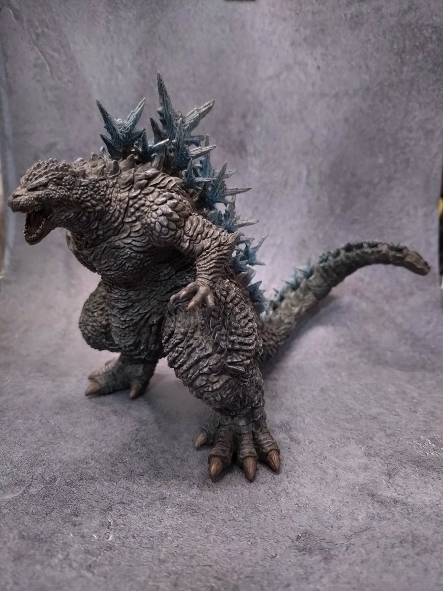 #アオシマ　さんの #PLAfig #ゴジラ-1.0　完成〜。サクサク組み立てられて、塗装も楽しめた。体表はスケーリーフットの硫化鉄の体組織をイメージして塗りました。
ブログに制作過程を纏めています。▶
ameblo.jp/ykykdays33/ent…