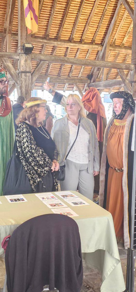 NathCarvalho91's tweet photo. Samedi j’ai eu le plaisir de participer à la 2ème édition de la fête Médiév’Halle de #millylaforet. Défilé costumé réunissant élus et Milliacois, diverses animations médiévales, des artisans liés au thème, tout était réuni pour un moment chaleureux sous la magnifique halle. https://t.co/7adKlQLqPt