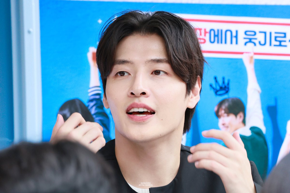 250912 퍼스트라이드 커피차 이벤트 #강하늘 

와 . . . 진 짜 잘 생 겼 다 ! ! 💞