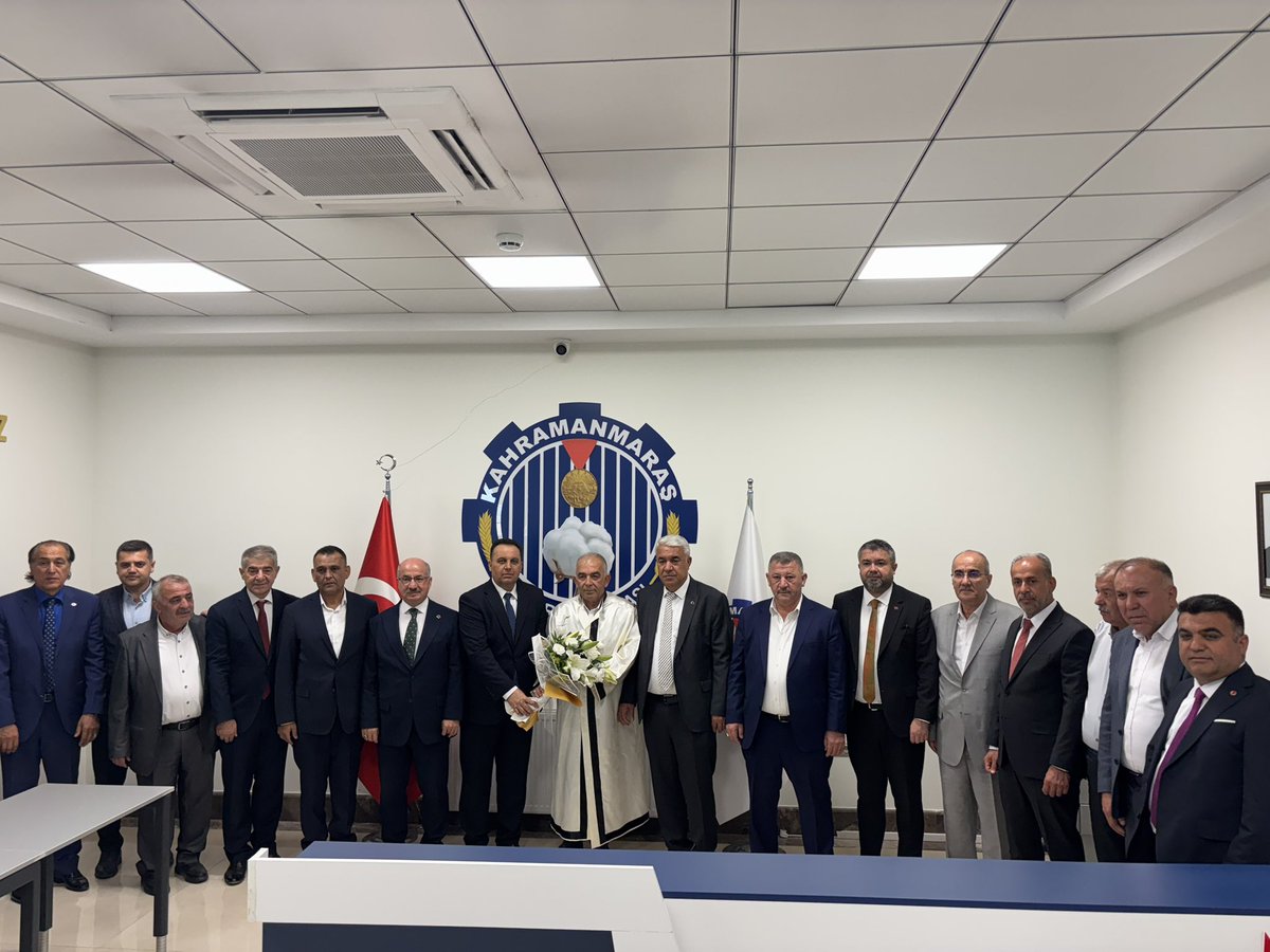 Kahramanmaraş Esnaf ve Sanatkârlar Odası Başkanı Ahmet Kuybu, Ticaret İl Müdürü Ahmet Uçar ve beraberindeki oda yöneticileri, Ahilik Haftası dolayısıyla Yönetim Kurulu Başkanımız Mustafa Narlı’yı makamında ziyaret etti.

Ziyarette Narlı’ya ahilik kaftanı giydirildi. Başkan Narlı,