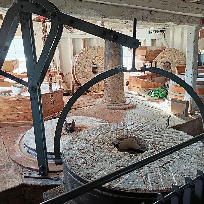 TideMill_Museum's tweet photo. Engineers were busy this morning lifting the water stone (powered by the tides) in preparation for cleaning or 'dressing'. #woodbridgetidemillmuseum #millengineering #woodbridgetidemill #millengineeringdepartment #dressingthestones https://t.co/fDidIumtAt