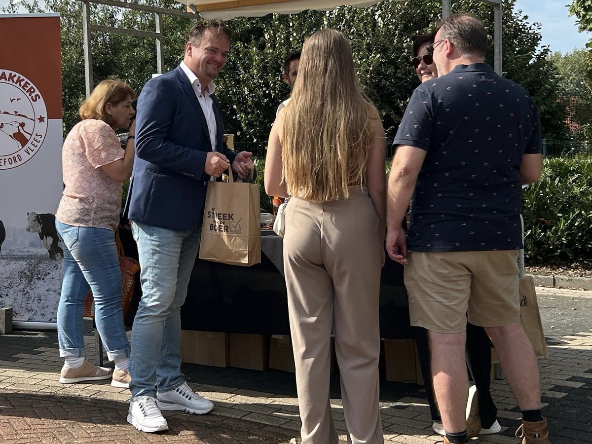 Arjan Hof (@hof_arjan) on Twitter photo 🌾 De streek van de boer 🌾
Met kramen vol streekproducten. Alles ademde het Twenterandse boerenleven. Hun vakmanschap proef je terug in elk #streekproduct. Ik vind het erg belangrijk dat #boeren en #burgers elkaar ontmoeten. Juist nu, juist in <a href="/gemtwenterand/">Gemeente Twenterand</a> 🌾 De streek van de boer 🌾
Met kramen vol streekproducten. Alles ademde het Twenterandse boerenleven. Hun vakmanschap proef je terug in elk #streekproduct. Ik vind het erg belangrijk dat #boeren en #burgers elkaar ontmoeten. Juist nu, juist in <a href="/gemtwenterand/">Gemeente Twenterand</a>