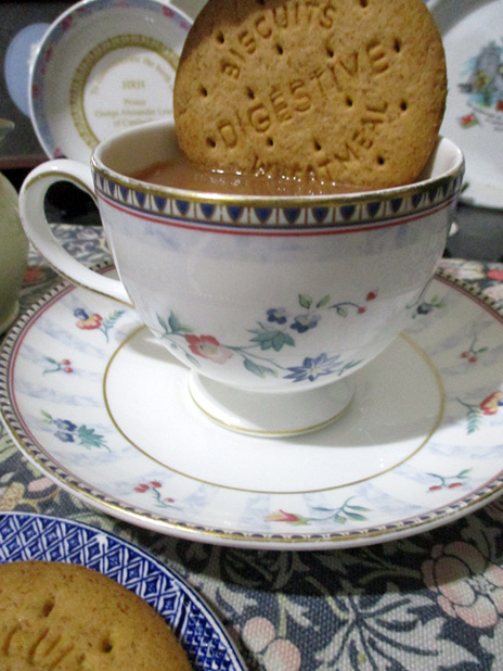 ウェッジウッドのサンバーストで本日のお茶。夏の盛りに手に入れた夏っぽい名前のカップだけどほのかな和のテイストが秋の夜長にもふわりと溶け込む。