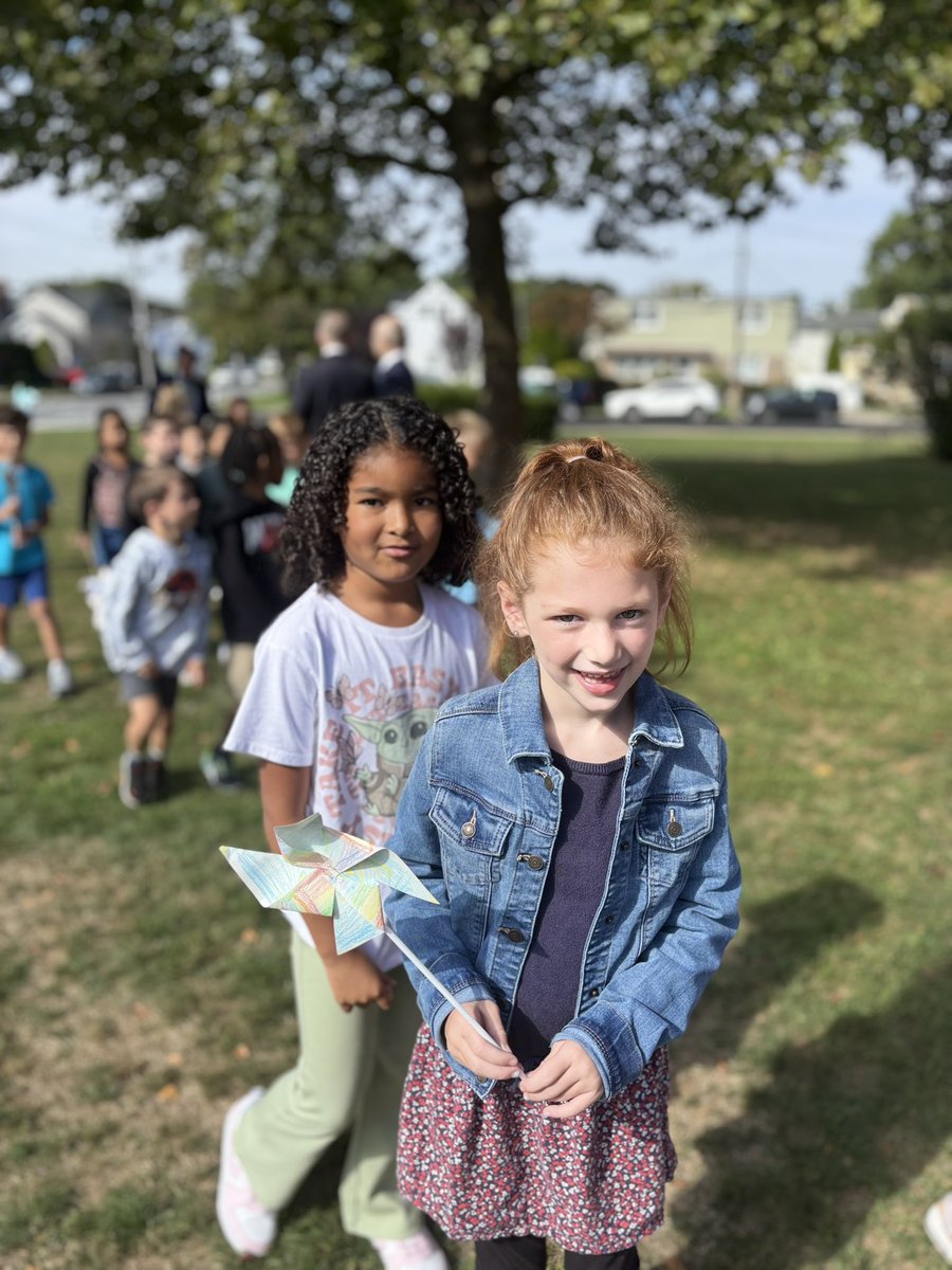 A beautiful pinwheels for peace ceremony! Thank you to Mrs. Artusa and Mrs. Tesar.  #wearewss #WeAreFranklinSquare 🕊️✌️☮️
