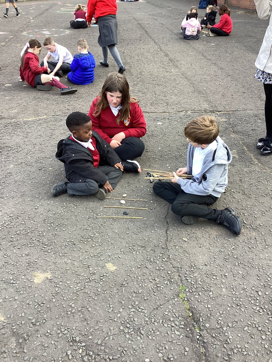 stserfs_6's tweet photo. P6 created patterns for their P1 buddies using outdoor materials. They helped and encouraged their P1 buddies to continue the pattern #mathsweekscotland https://t.co/wjgEK6Zyly