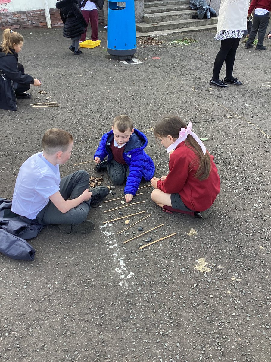 stserfs_6's tweet photo. P6 created patterns for their P1 buddies using outdoor materials. They helped and encouraged their P1 buddies to continue the pattern #mathsweekscotland https://t.co/wjgEK6Zyly