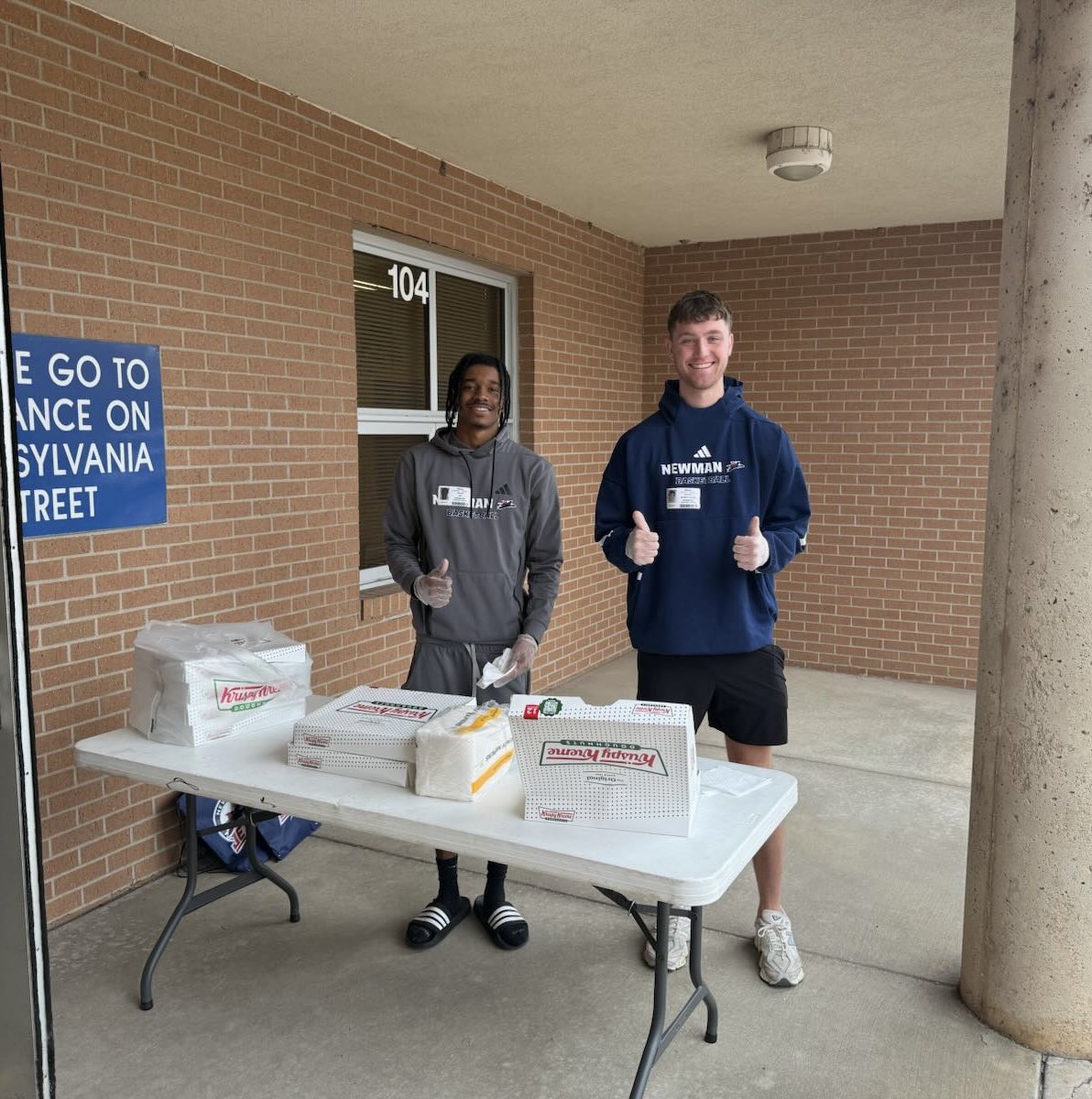 Newman Men’s Basketball (@newmanjetsmbb) on Twitter photo Morning Community Service at Washington Elementary 
#JetPower ✈️ Morning Community Service at Washington Elementary 
#JetPower ✈️