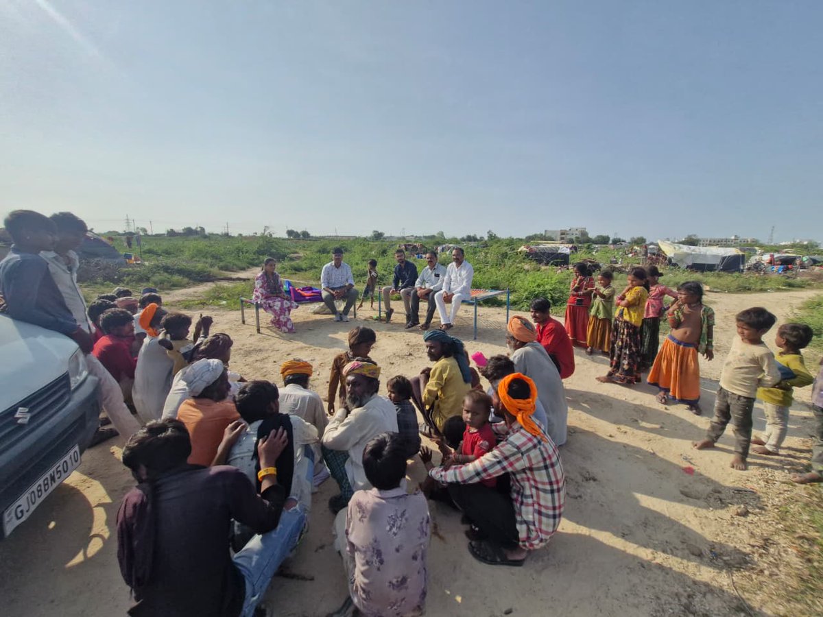 બનાસકાંઠાના સરહદી વિસ્તાર વાવ ખાતે અતિવૃષ્ટિ બાદ પાણી ભરાયેલ વિસ્તારમાં મચ્છર માખી કરડવાથી કોઈ બીમારી ના ફેલાય તે માટે ખીમાણા પાદરના આરોગ્ય કર્મચારીશ્રી દિનેશભાઈ આચાર્ય દ્વારા કુલ ૭૫ પરિવારોને મચ્છરદાનીનું વિતરણ કરાયું.

<a href="/PMOIndia/">PMO India</a> <a href="/CMOGuj/">CMO Gujarat</a> <a href="/Bhupendrapbjp/">Bhupendra Patel</a> <a href="/InfoGujarat/">Gujarat Information</a> <a href="/CollectorBK/">Collector & DM Banaskantha</a>