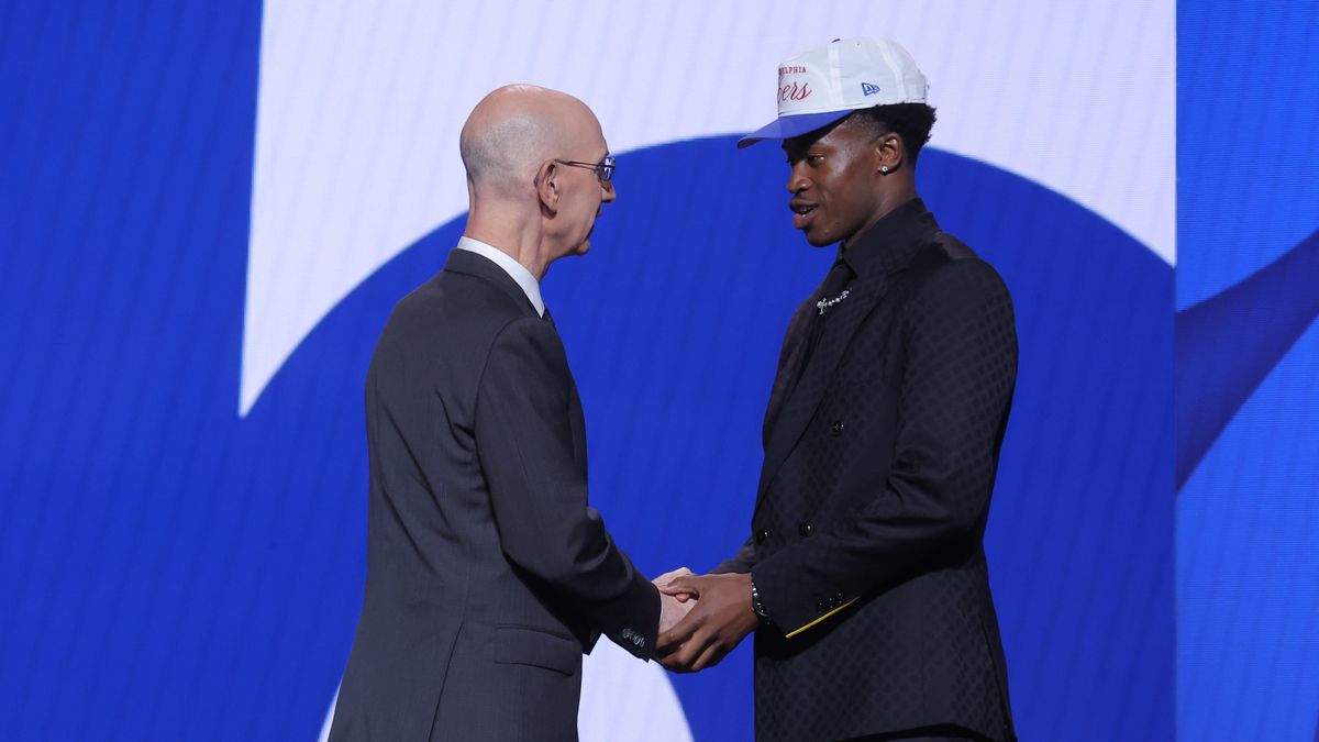 Sixers rookie VJ Edgecombe links up with NBA legend Dwyane Wade sixerswire.usatoday.com/story/sports/n…