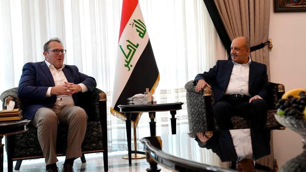 القائم بأعمال السفارة الأميركية يزور وزير الدفاع ورئيس تحالف الحسم الوطني الشيخ ثابت العباسي

استقبل الشيخ ثابت العباسي، وزير الدفاع ورئيس تحالف الحسم الوطني، في مقر إقامته ببغداد، القائم بأعمال السفارة الأميركية في العراق جوشوا هاريس.
وجرى اللقاء بحضور الفريق نجم الجبوري، محافظ