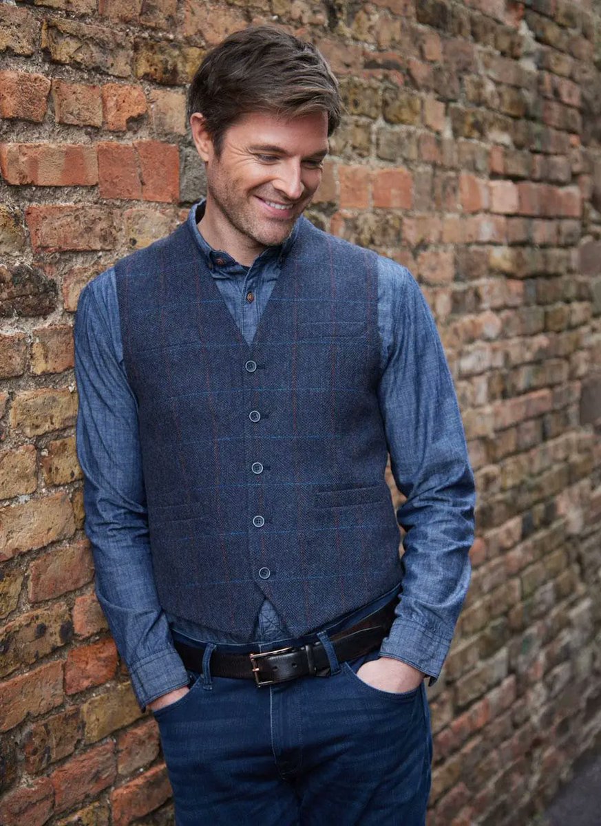 Blarney_Mills's tweet image. ✨ Timeless tailoring ✨
Our Overcheck Tweed Waistcoat is woven in a refined wool blend with an all-over herringbone check. A slim fit with v-neckline &amp;amp; classic detailing makes it the perfect match for a crisp shirt or blazer.
#BlarneyWoollenMills #IrishHeritage #TweedStyle