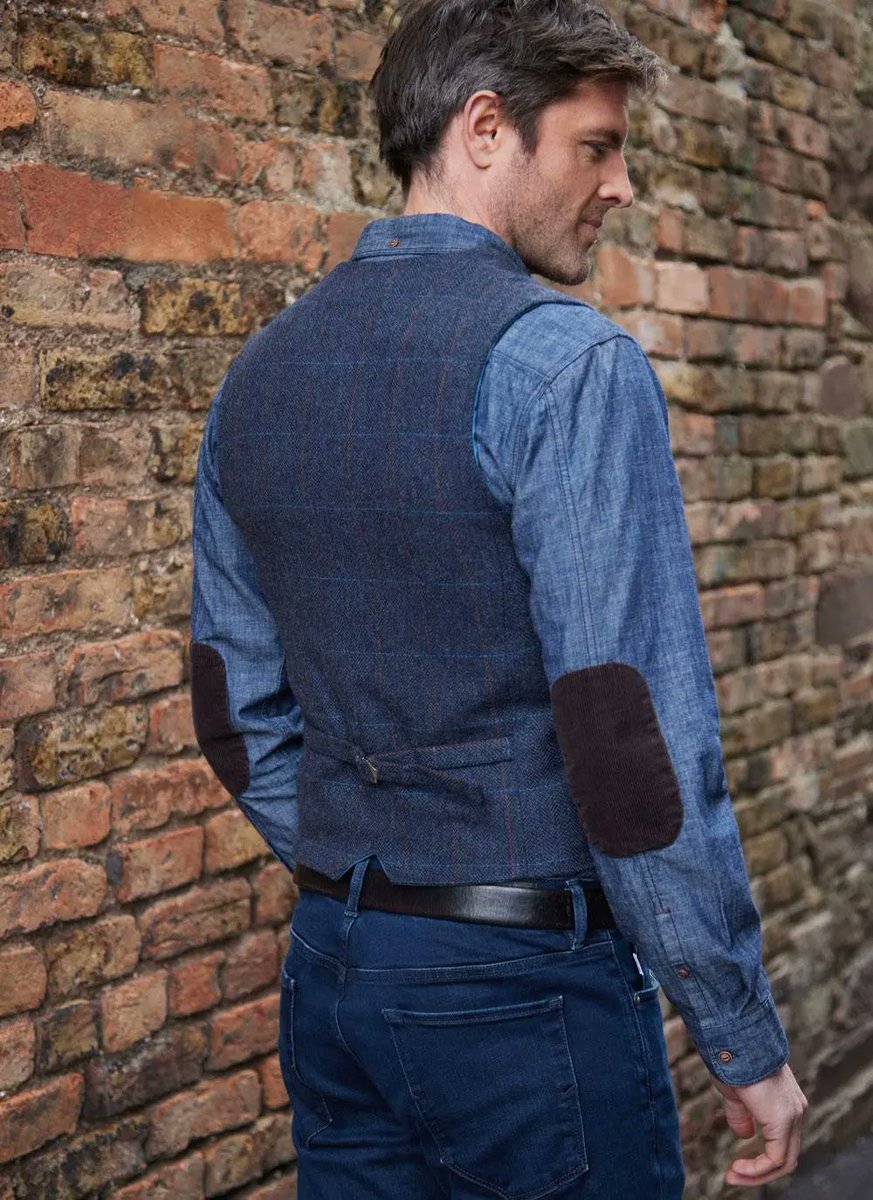 Blarney_Mills's tweet image. ✨ Timeless tailoring ✨
Our Overcheck Tweed Waistcoat is woven in a refined wool blend with an all-over herringbone check. A slim fit with v-neckline &amp;amp; classic detailing makes it the perfect match for a crisp shirt or blazer.
#BlarneyWoollenMills #IrishHeritage #TweedStyle