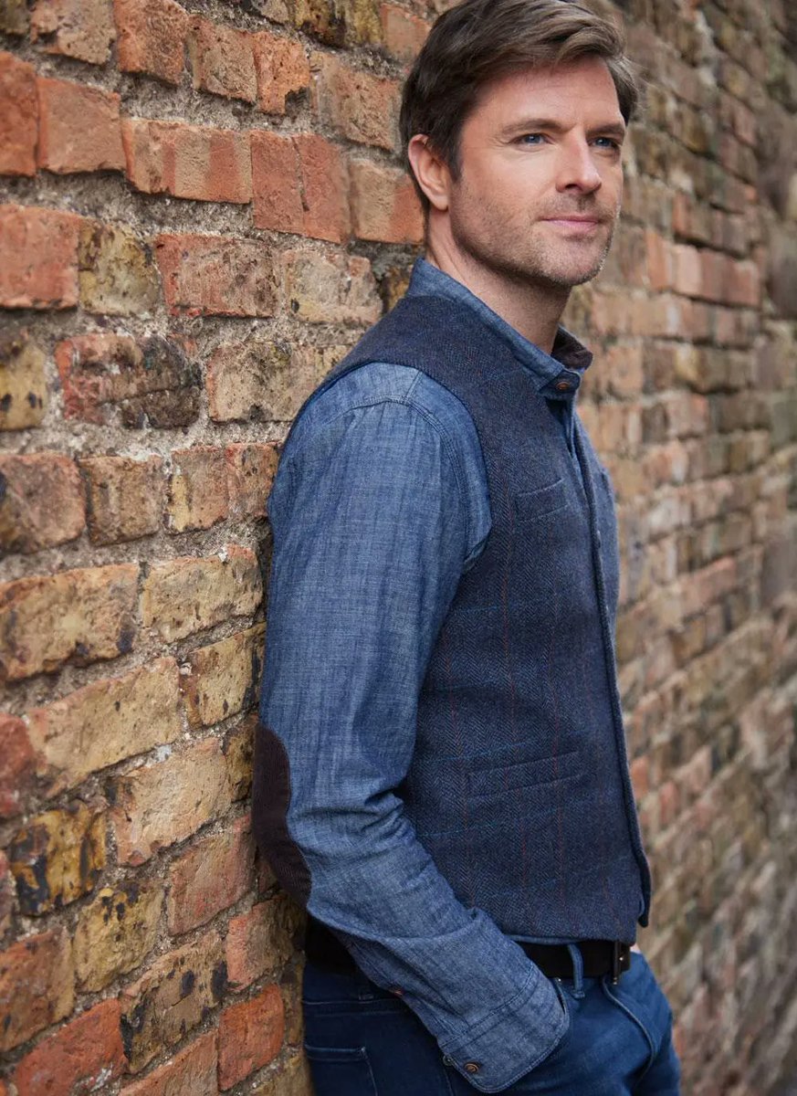 Blarney_Mills's tweet image. ✨ Timeless tailoring ✨
Our Overcheck Tweed Waistcoat is woven in a refined wool blend with an all-over herringbone check. A slim fit with v-neckline &amp;amp; classic detailing makes it the perfect match for a crisp shirt or blazer.
#BlarneyWoollenMills #IrishHeritage #TweedStyle
