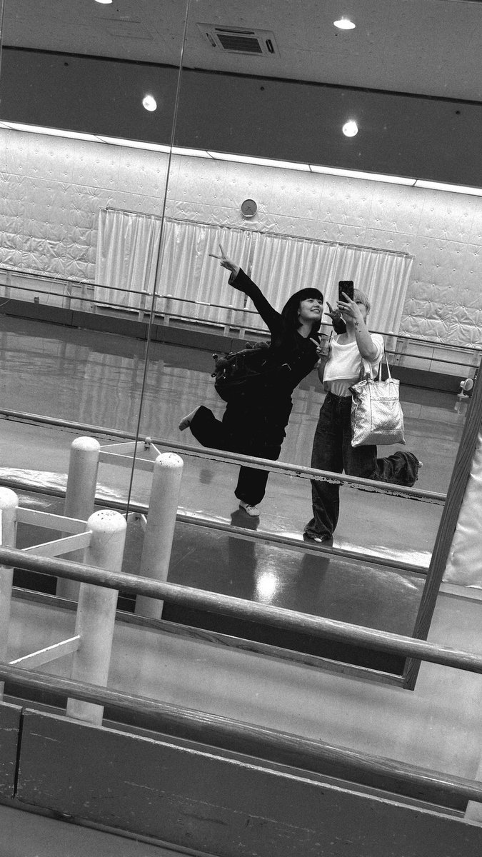 アトミックモンキー声優・演技研究所
特別講義「ボイストレーニング」
1年生、2年生、約180名のみなさんと身体と呼吸と声の大冒険をしました🦸

今回もアシスタントのSAAYAと。