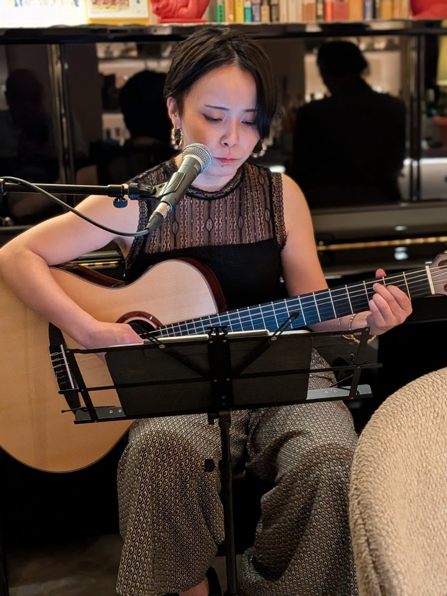 kaopapa0317's tweet image. Googlepixel10の撮影テストも兼ねて
久しぶりに我が歌姫の弾き語りに
三鷹　Bella et Luna

スマホにお任せで、このレベルの画像や動画が撮れる
もう少し追い込めるようになったら素敵なのが撮れるのかな？

次回の１０月２７日月曜日も楽しみ

#Googlepixel10
#鳴海望美
@narumi_non