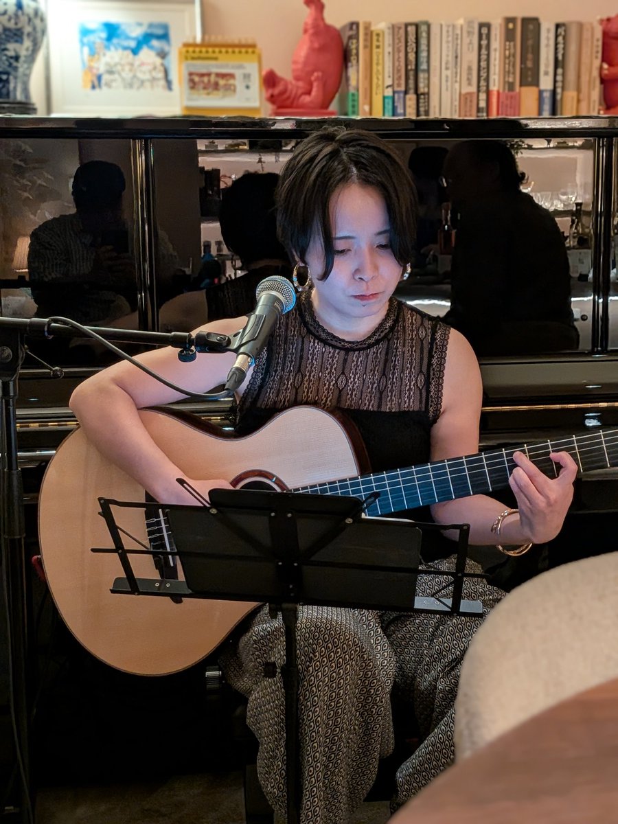 kaopapa0317's tweet image. Googlepixel10の撮影テストも兼ねて
久しぶりに我が歌姫の弾き語りに
三鷹　Bella et Luna

スマホにお任せで、このレベルの画像や動画が撮れる
もう少し追い込めるようになったら素敵なのが撮れるのかな？

次回の１０月２７日月曜日も楽しみ

#Googlepixel10
#鳴海望美
@narumi_non