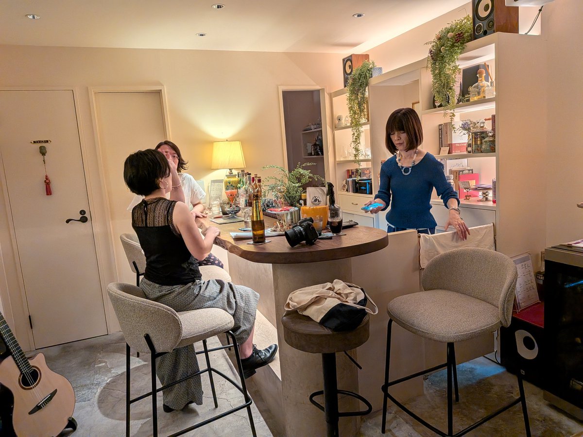 kaopapa0317's tweet image. Googlepixel10の撮影テストも兼ねて
久しぶりに我が歌姫の弾き語りに
三鷹　Bella et Luna

スマホにお任せで、このレベルの画像や動画が撮れる
もう少し追い込めるようになったら素敵なのが撮れるのかな？

次回の１０月２７日月曜日も楽しみ

#Googlepixel10
#鳴海望美
@narumi_non