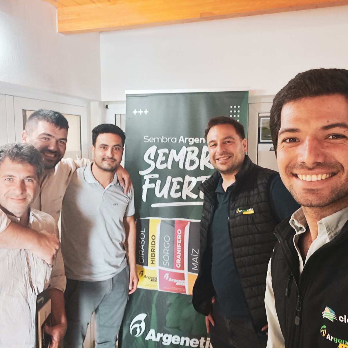 ☕🌱 Desayuno Técnico en Agricultores Federados Argentinos SCL Serodino

Compartimos una jornada de actualización junto a productores de la zona, presentando la propuesta de Argenetics y conversando sobre el manejo y potencial de nuestros híbridos.