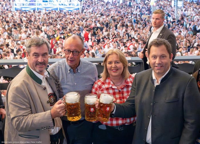 Ich dachte, da gäbs nur Bier vom Fass und trotzdem sind da Flaschen auf dem Bild.