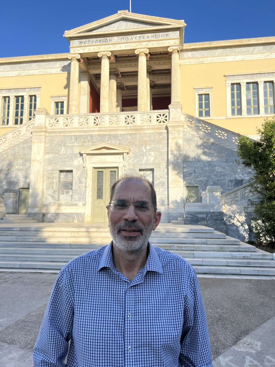 Έτυχε να βρεθώ σήμερα εδώ στο Μετσόβιο Πολυτεχνείο (ΕΜΠ). Θα απαντήσω από εδώ στην πρωτοφανή προσωπική επίθεση που δέχθηκα από το ΔΗΣΥ και το ΔΗΚΟ. 

Δεν θα πάρω μαθήματα ελληνικότητας, ούτε και αγάπης προς τα ελληνικά πανεπιστήμια, από κανέναν.

Σπούδασα στο ΕΜΠ και στο Εθνικό