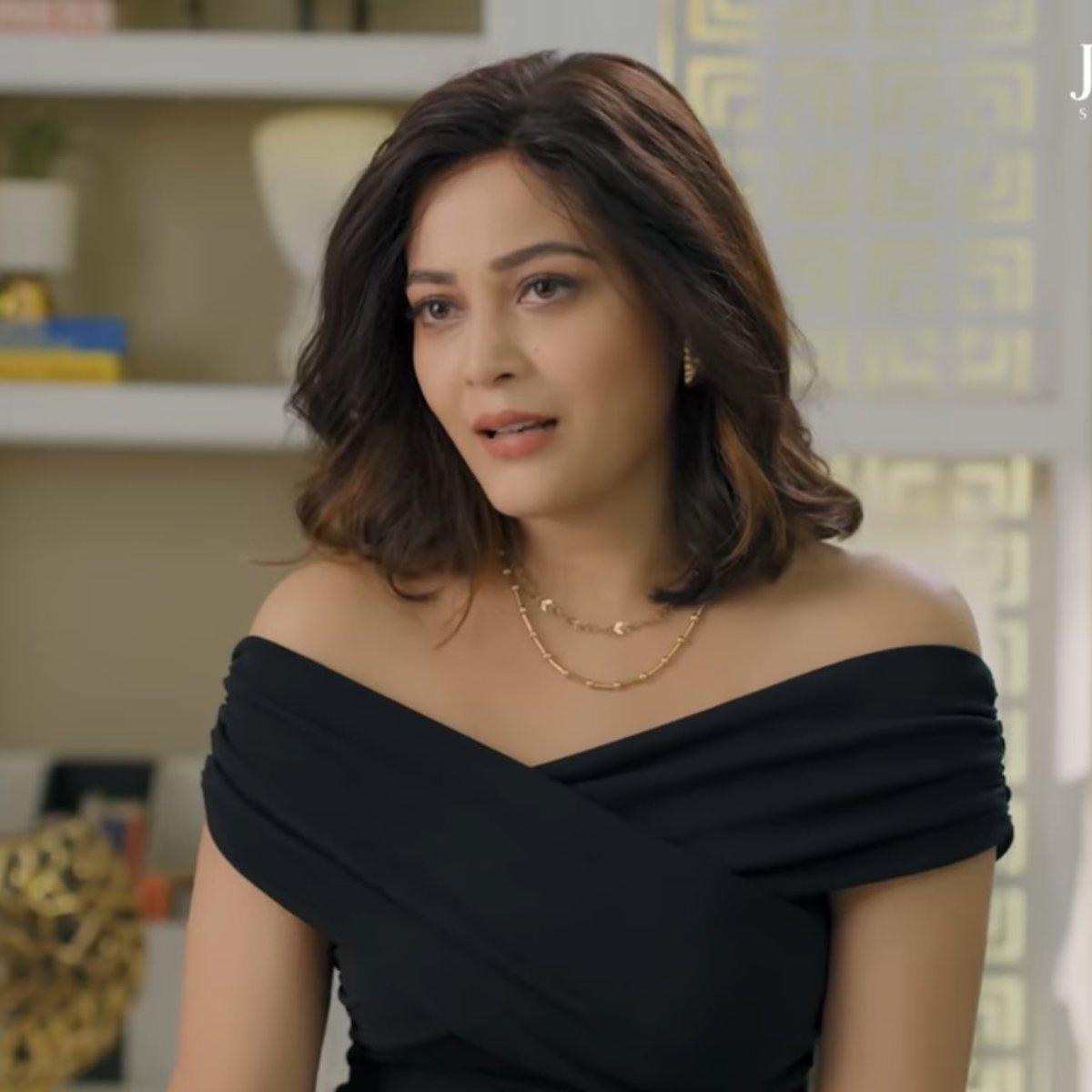 The obsessive, manipulative cutie!! 

Women be so beautiful, successful and rich and still eye someone else’s guy. Behen, duniya mein single ladke mar gaye kya? 

#Dooriyan #KaveriPriyam