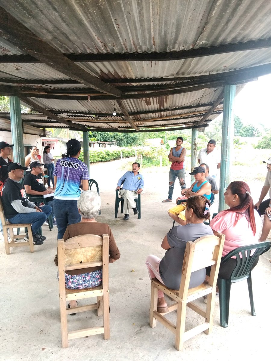 Encuentro del Poder Popular en la Comuna "Caño Hondo" del Mpio. García de Hevia con presencia de los compañeros de la Célula de la Fria y la Dirección Regional, quienes apoyaron en la orientación y organización para una mejor gestión del Consejo Comunal Santo Cristo
#CumunaONada