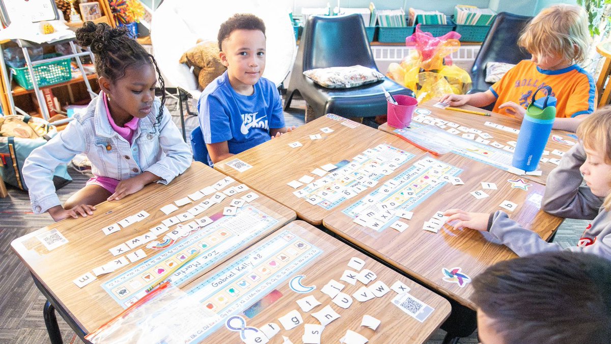 MinnehahaAcad's tweet image. What could be more quintessentially first grade than phonics ✏️, friends 🤝, and gap-toothed smiles 😁? These little learners are sounding it out, laughing it up, and making memories along the way. ❤️📚 

#MinnehahaAcademy #FirstGradeMagic #MyMinnehaha #Read