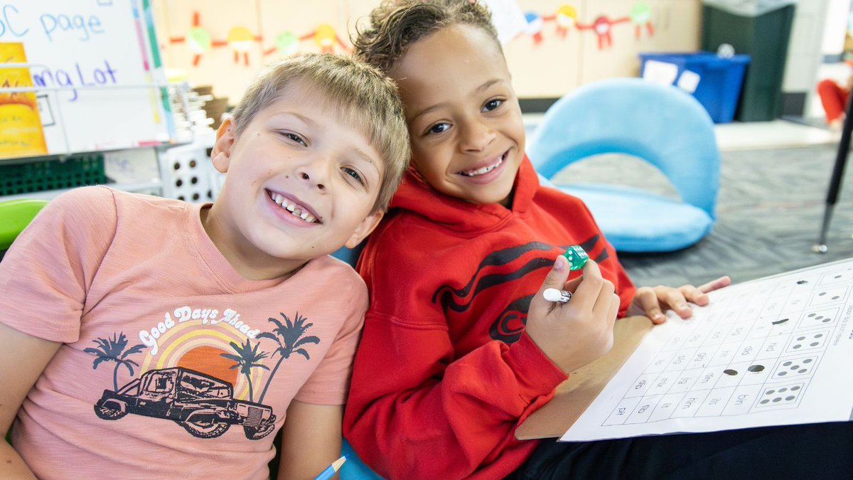 MinnehahaAcad's tweet image. What could be more quintessentially first grade than phonics ✏️, friends 🤝, and gap-toothed smiles 😁? These little learners are sounding it out, laughing it up, and making memories along the way. ❤️📚 

#MinnehahaAcademy #FirstGradeMagic #MyMinnehaha #Read