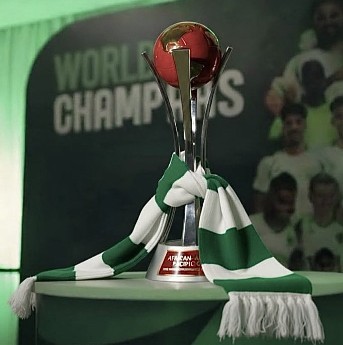 Amalkhoulodd's tweet photo. إلى نجوم الملكي ، إلى أسود النادي #الأهلي السعودي ومدربهم القدير،

غداً  أنتم أمام تحدٍ تاريخي، تحدٍ لا يخص فريقًا أو مدينة فقط، بل يخص وطنًا بأكمله. أنتم تمثلون السعودية في أكبر محفل قاري، والفرصة بين أقدامكم لتصبحوا أول نادٍ عربي يتوّج بلقب كأس القارات. هذه ليست مجرد بطولة… إنها خلود في التاريخ، ووسام شرف لن يُنتزع منكم أبدًا.
اعلموا أن المشوار لن يكون سهلًا، والخصوم جميعهم سيقاتلون أمامكم وكأنها مباراة العمر. مباراة #براميدز المصري تحديدًا ليست مباراة عادية، بل اختبار لشخصيتكم وإصراركم. تذكروا أن الاستهانة بالخصم هي أول طريق الهزيمة، وأن الاحترام للخصم لا يعني الخوف منه، بل الاستعداد الجاد له.
أنتم تمتلكون كل شيء: الموهبة، الإمكانيات، الدعم الجماهيري الجارف، والرغبة الصادقة في رفع اسم #الأهلي عاليًا. اجعلوا كل دقيقة في الملعب حربًا من أجل المجد، كل تمريرة فيها روح الانتصار، وكل تسديدة فيها إيمان بأن الكأس أقرب من أي وقت مضى.
إلى المدرب وجهازه الفني: ثقتنا فيكم لا حدود لها. أنتم القادرون على صناعة الفارق، وعلى شحن عزيمة اللاعبين وتحويل الضغط إلى حافز. أنتم من يقود هذه الكتيبة نحو إنجاز سيدوّن بحروف من ذهب.
وجماهير الأهلي… هؤلاء العاشقون الذين يملؤون المدرجات بأهازيجهم وألوانهم الخضراء، ينتظرون لحظة الفرح، ينتظرون أن تكتبوا لهم صفحة جديدة في كتاب الانتصارات. أنتم مصدر فخرهم، وصوتهم في العالم.
يا أبطال الملكي … هذه فرصتكم لتكتبوا التاريخ، لتكونوا قدوة للأندية العربية، ولتثبتوا أن الملكي  ليس مجرد اسم، بل هو هيبة ومجد وشموخ.
قاتلوا… أبهروا… اصنعوا المجد.
ولنجعل العالم كله يردد: الأهلي السعودي هو بطل القارات.🤍💚🤍💚

#الاهلي_بيراميدز 
#كأس_القارات
 #النقل_التلفزيوني_للقارات_مطلب