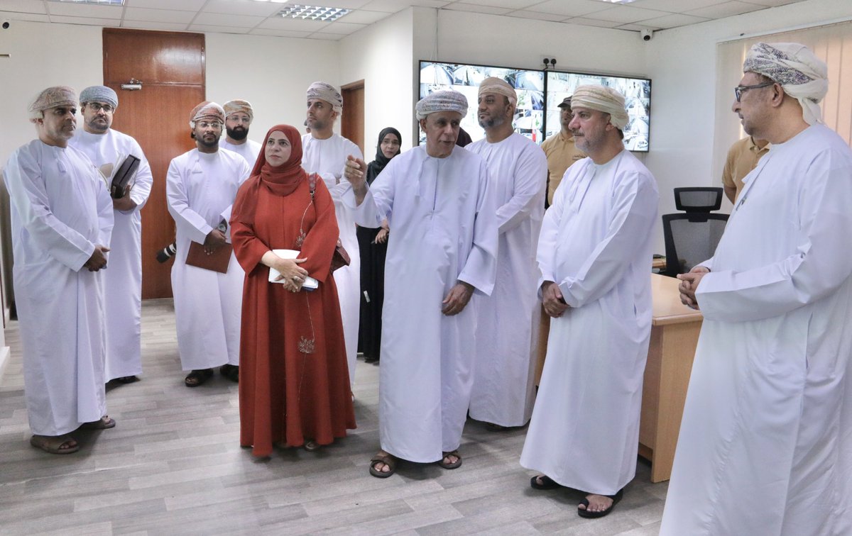 OHRC_OMAN's tweet photo. زار وفد من اللجنة العُمانية لحقوق الإنسان برئاسة الدكتور/ راشد بن حمد البلوشي رئيس اللجنة، وحدة التفتيش التابعة لمؤسسة خدمات الأمن والسلامة، حيث التقى بالعميد الركن متقاعد/ سعيد بن سليمان العاصمي الرئيس التنفيذي لمؤسسة الأمن والسلامة، واطّلع على اختصاصات الوحدة وإجراءاتها، وتجوّل في مرافق الوحدة، كما ناقش موضوعات تتعلق بالرعاية والخدمات المقدمة.