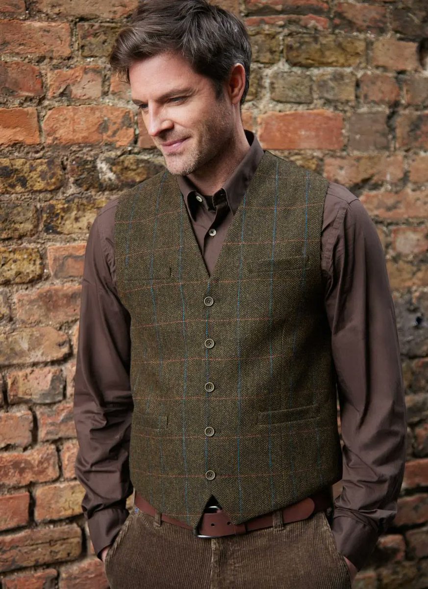 Blarney_Mills's tweet image. ✨ Heritage style, refined ✨Our Overcheck Tweed Waistcoat is woven in a rich wool blend with a subtle herringbone check. A slim fit &amp;amp; classic detailing make it a timeless piece.

#BlarneyWoollenMills #IrishHeritage #TweedStyle #Menswear