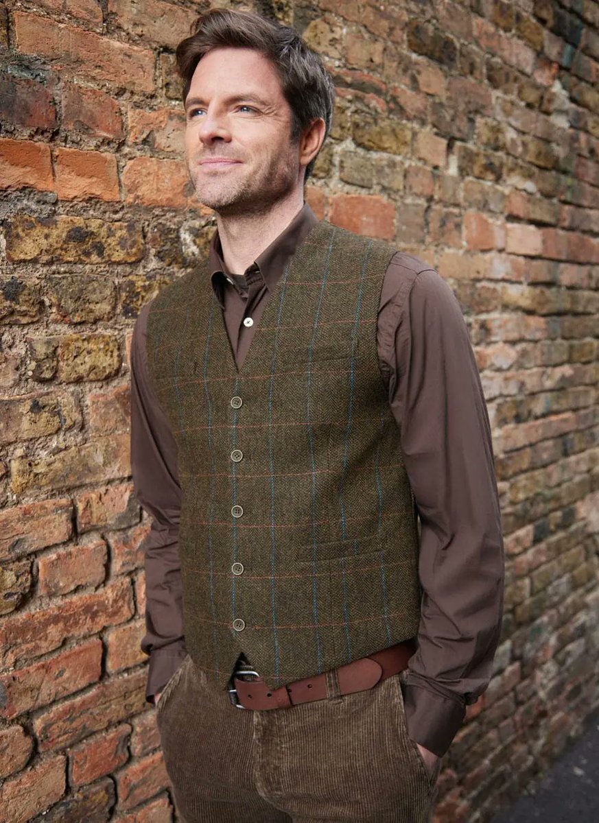 Blarney_Mills's tweet image. ✨ Heritage style, refined ✨Our Overcheck Tweed Waistcoat is woven in a rich wool blend with a subtle herringbone check. A slim fit &amp;amp; classic detailing make it a timeless piece.

#BlarneyWoollenMills #IrishHeritage #TweedStyle #Menswear
