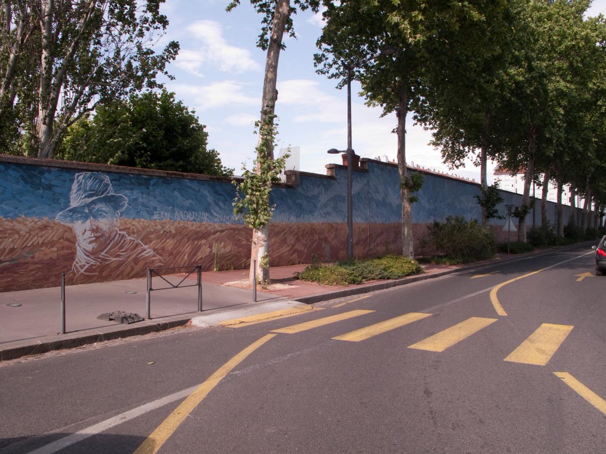 #Lyonnaiseriedulundi La fresque en hommage à Jean Moulin et plus largement aux résistant.es enfermés entre les murs de la prison de Montluc  durant l'Occupation a été peinte par la coopérative artistique  CitéCréation en 1998 👉guichetdusavoir.org/question/voir/…