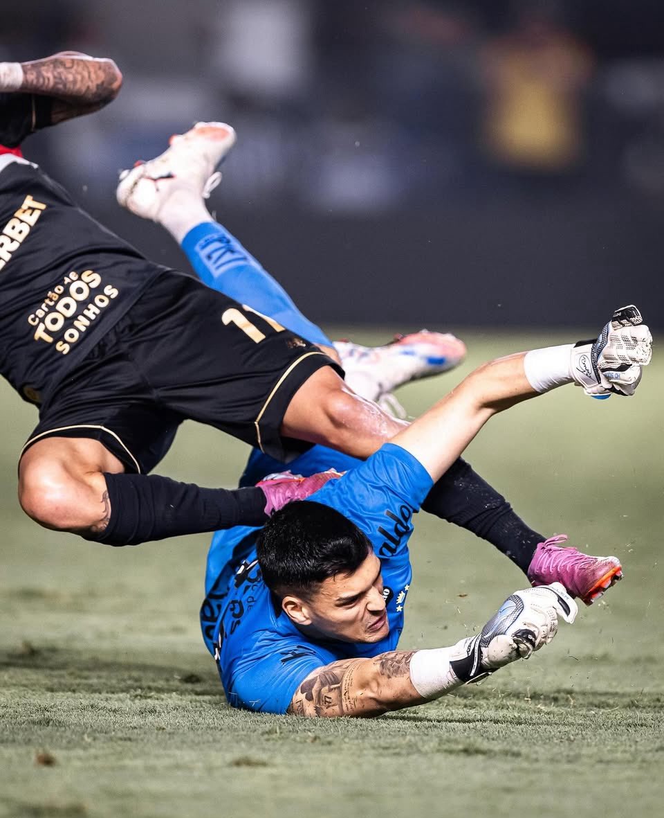 g10vanniaffonso's tweet image. Há muito tempo eu não via um alguém com tanta raça jogando no Santos

Beira o inacreditável um goleiro que passou o que passou em BH pular de cabeça no pé do atacante como fez Brazão contra o São Paulo

Como disse o @Casimiro “ele parece não ter medo de morrer pelo clube”