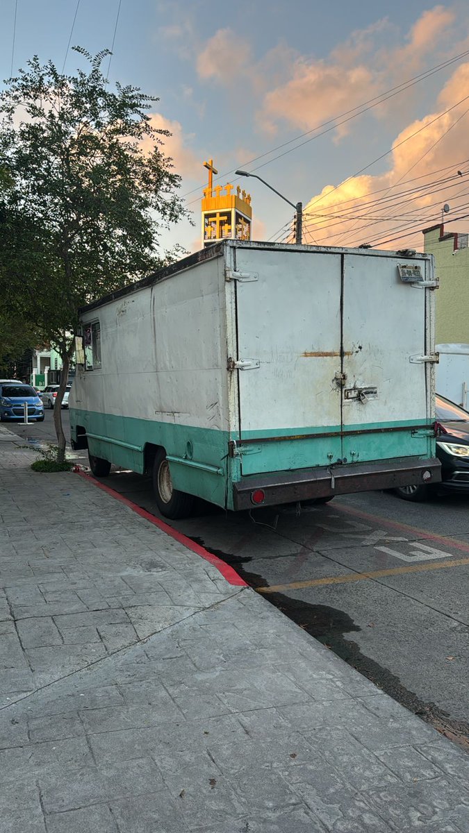 Buen día <a href="/JaliscoVial/">Policía Vial Jalisco</a> me pueden ayudar con esta denuncia por favor? Camioneta es estacionada en área de bomberos, (infractor recurrente) solicitamos grúa para que por fin entienda.
Secundina Gallo 707 Col. Hormiguero, Guadalajara,