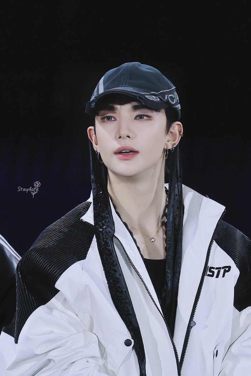 Stay_4ate's tweet image. 250920 TMA
He&apos;s soooooo fine
#StrayKids #스트레이키즈 #TMA
#Hyunjin #황현진 #ヒョンジン
