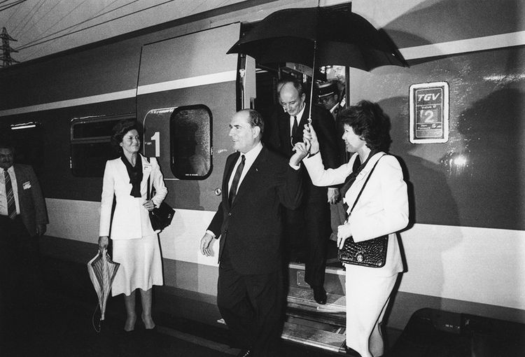 Ce jour-là, il y a 44 ans — 22 septembre 1981 :
François Mitterrand inaugure la ligne TGV Paris–Lyon. La France entre dans l’ère de la grande vitesse ferroviaire, un symbole de modernité et d’innovation.

L'histoire en thread. 🧵👇