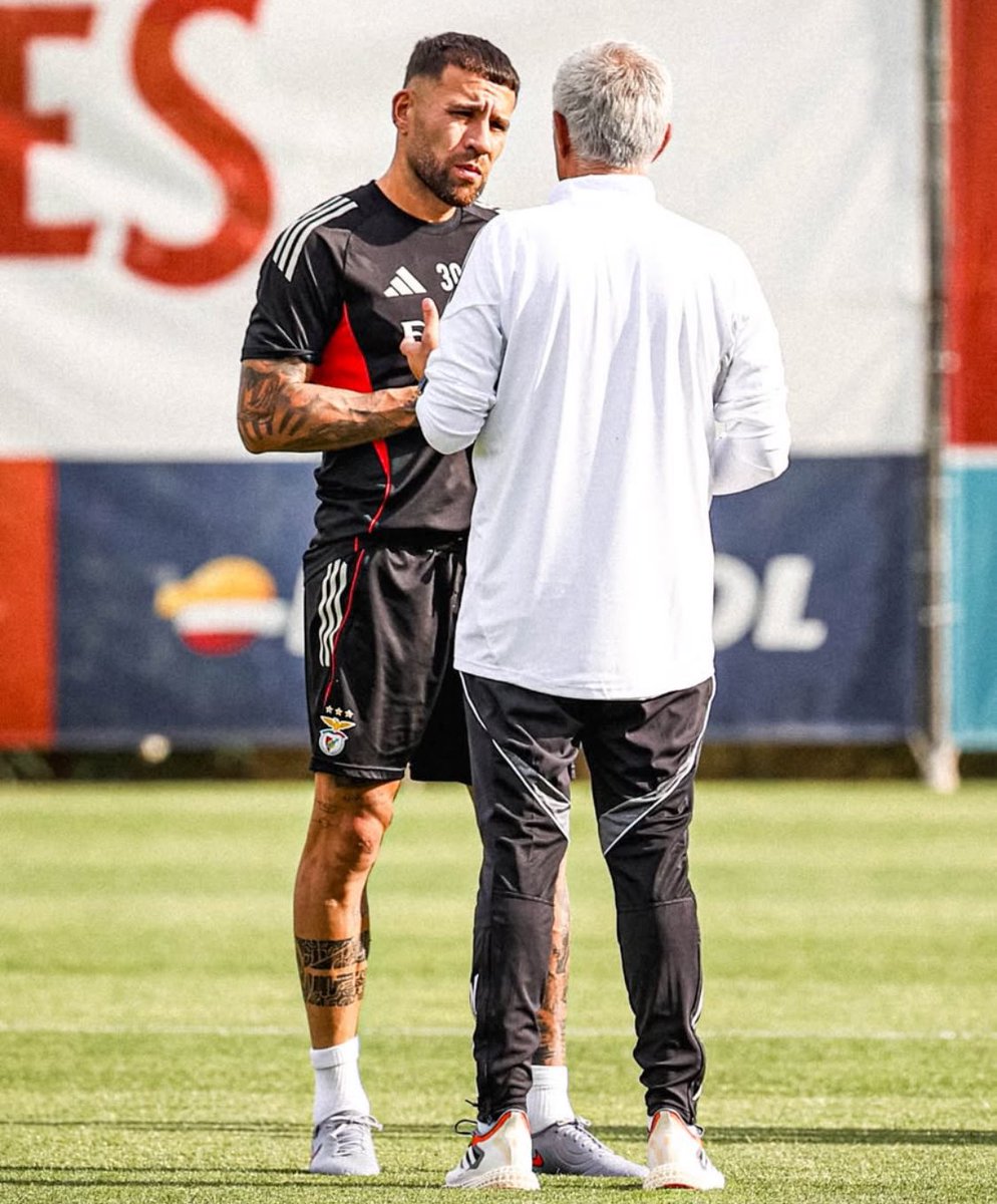 🎙️ “Isto é uma equipa de miúdos com um homem que é campeão do Mundo, que é o capitão. Há clubes onde a braçadeira não está no braço certo, já me aconteceu, mas neste caso está no braço de alguém que é verdadeiramente capitão e se assume como tal. O que me surpreendeu